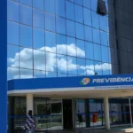 Frente envidraçada do prédio do Inss. Bpc