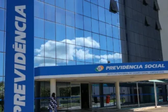 Frente envidraçada do prédio do Inss. Bpc