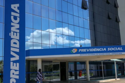 Frente envidraçada do prédio do Inss. Bpc