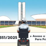 Ilustração de uma pessoa em cadeira de rodas motorizada, de costas, em frente ao Congresso Nacional em Brasília. Na parte inferior, aparece o texto: 'PL 3551/2025 + Acesso a Dados Para PcDs'.