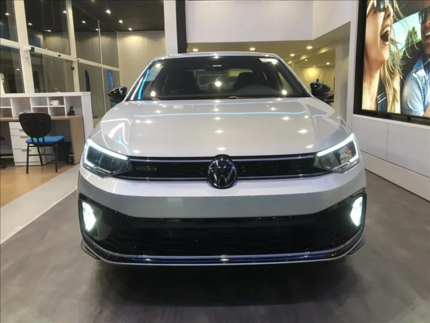 Frente do Volkswagen Virtus na cor branca