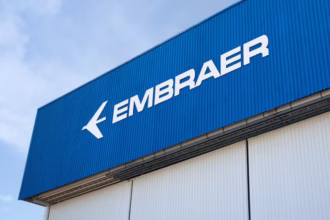 Fachada de prédio com a logo da embraer
