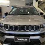 Jeep Compass na cor cinza de frente.