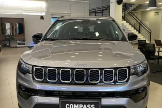 Jeep Compass na cor cinza de frente.