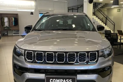 Jeep Compass na cor cinza de frente.