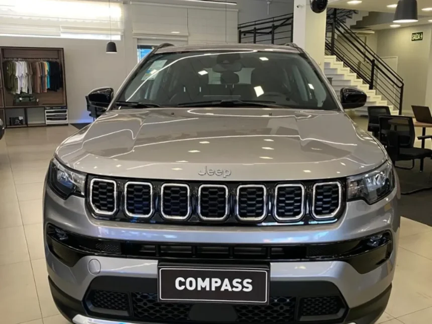 Jeep Compass na cor cinza de frente.