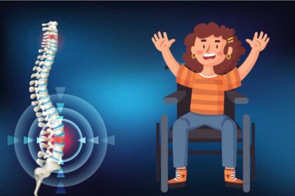 Ilustração com fundo azul mostrando, à esquerda, uma coluna vertebral destacada em branco com áreas em vermelho indicando lesão e círculos concêntricos em tom azul. À direita, uma mulher de cabelos cacheados castanhos, camiseta listrada laranja e calça jeans, sorridente e com os braços erguidos, sentada em uma cadeira de rodas.