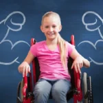 Menina loira e sorridente em uma cadeira de rodas vermelha, com um fundo azul-marinho. Acima dos ombros dela, est&atilde;o desenhados dois m&uacute;sculos (b&iacute;ceps) brancos em estilo de giz.