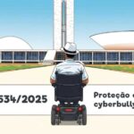Ilustra&ccedil;&atilde;o de uma pessoa em cadeira de rodas motorizada olhando para o Congresso Nacional em Bras&iacute;lia. Na parte inferior, h&aacute; um texto que diz: "PL 2534/2025 Prote&ccedil;&atilde;o contra cyberbullying".