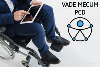 Pessoa em cadeira de rodas, vestindo terno azul, usando um tablet. No lado direito, há a nova logo de acessibilidade e o texto "VADE MECUM PCD".