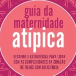 Capa de livro com fundo em tons de rosa e magenta, com um padrão de mandala detalhado. No centro, um grande círculo rosa-claro contém o título "guia da maternidade atípica" em letras grandes, com as palavras "guia da maternidade" em rosa escuro e "atípica" em destaque, em rosa-claro. Abaixo, o subtítulo: "DESAFIOS E ESTRATÉGIAS PARA LIDAR COM AS COMPLEXIDADES DA CRIAÇÃO DE FILHOS COM DEFICIÊNCIA".