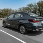 Honda City Cinza com árvores ao fundo