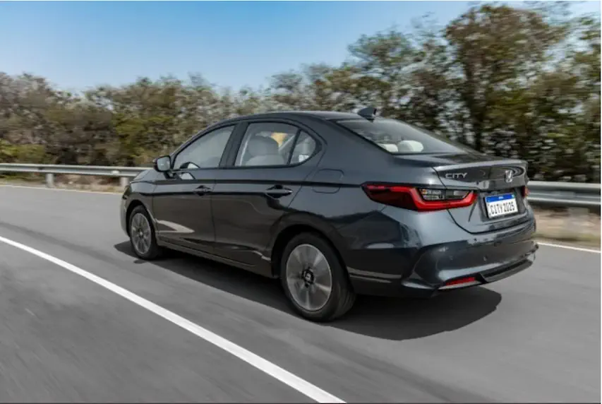 Honda City Cinza com árvores ao fundo