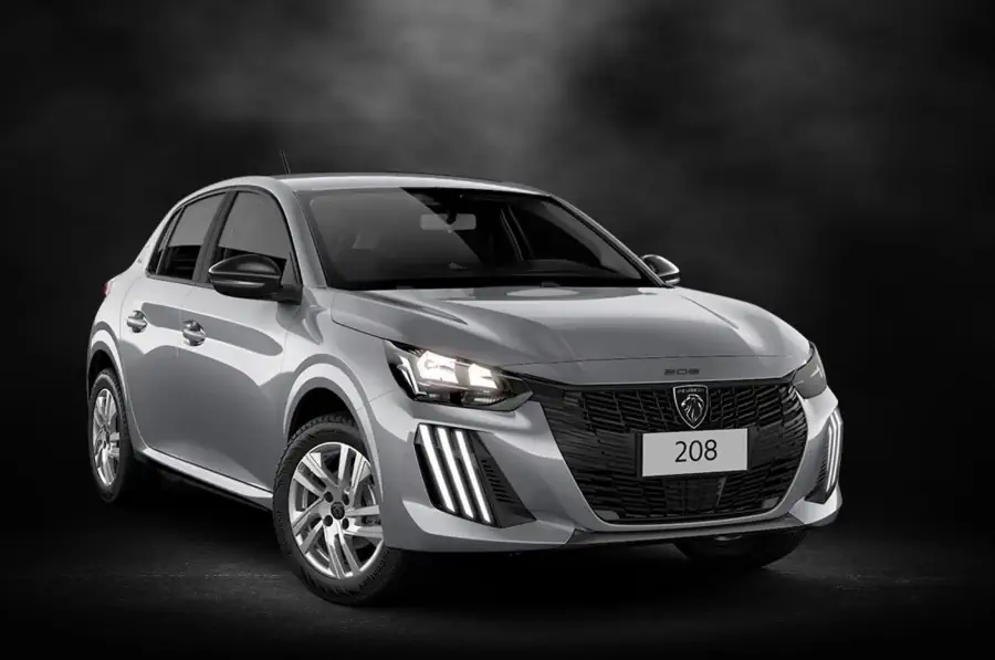Carro Peugeot 208 prata em estúdio escuro, visto em ângulo frontal lateral.