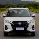 Nissan Kicks na cot branca de frente