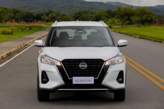 Nissan Kicks na cot branca de frente