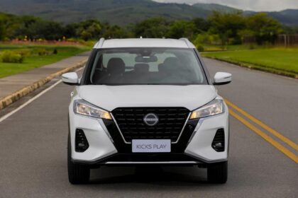 Nissan Kicks na cot branca de frente