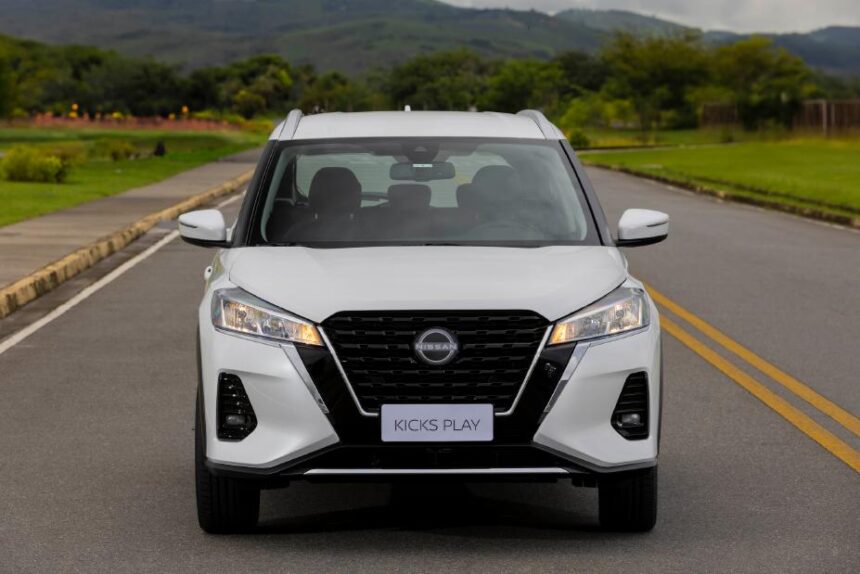 Nissan Kicks na cot branca de frente