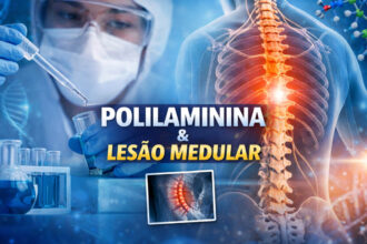 Infográfico científico com o título "POLILAMININA & LESÃO MEDULAR". À esquerda, um pesquisador usando máscara e óculos de proteção manipula tubos de ensaio em um laboratório. À direita, uma ilustração anatômica do tronco humano destaca a coluna vertebral com um ponto brilhante em laranja, simbolizando uma lesão. Há também uma pequena imagem de raio-X detalhando a área afetada na coluna.