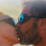 Um homem e uma mulher se beijando