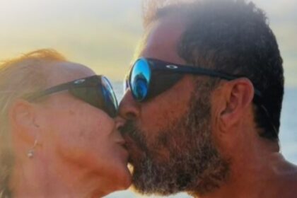 Um homem e uma mulher se beijando