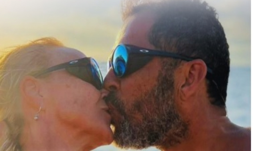 Um homem e uma mulher se beijando