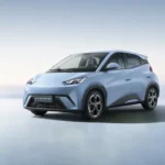 Carro BYD Dolphin Mini na cor azul claro.