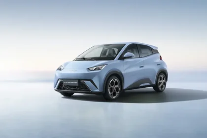 Carro BYD Dolphin Mini na cor azul claro.