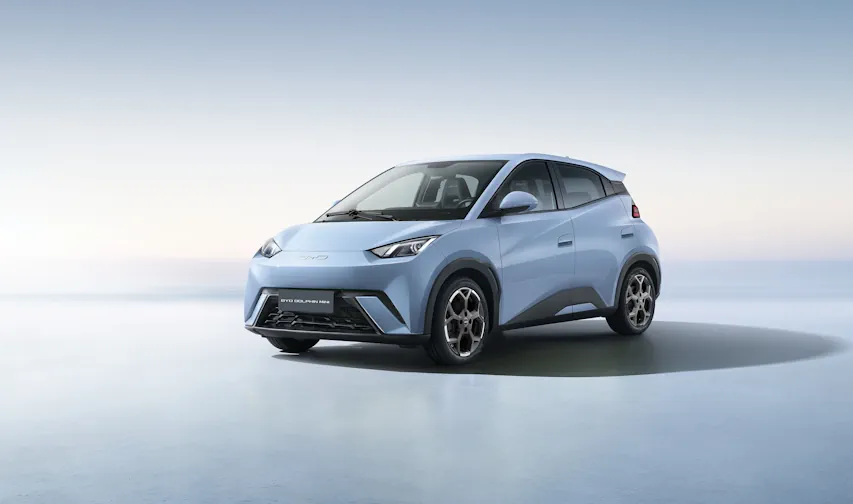 Carro BYD Dolphin Mini na cor azul claro.