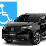 Imagem de um carro preto modelo Fiat Fastback posicionado em destaque, com um símbolo azul de acessibilidade (cadeira de rodas) ao fundo, representando benefícios ou isenção de impostos para pessoas com deficiência (PcD).