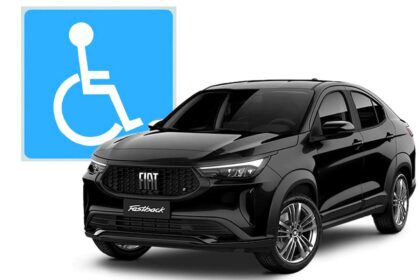 Imagem de um carro preto modelo Fiat Fastback posicionado em destaque, com um símbolo azul de acessibilidade (cadeira de rodas) ao fundo, representando benefícios ou isenção de impostos para pessoas com deficiência (PcD).