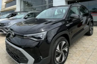 Volkswagen Taos na cor preta