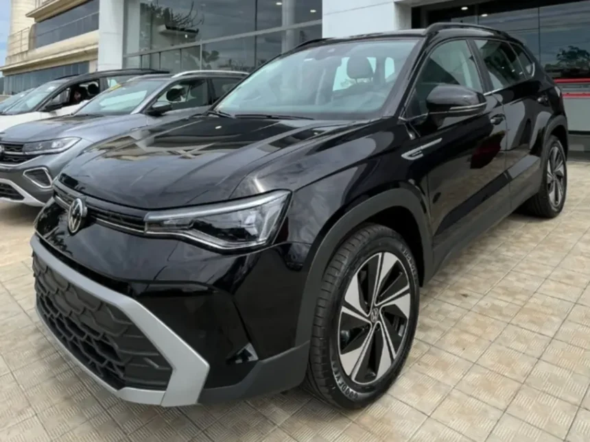 Volkswagen Taos na cor preta