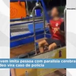 Jovem imitando pcd