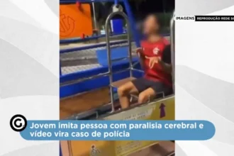 Jovem imitando pcd