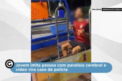 Jovem imitando pcd