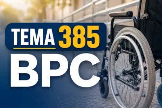 Imagem com o texto “Tema 385 BPC” em destaque. Ao lado, aparece uma cadeira de rodas em primeiro plano, com uma rampa de acessibilidade desfocada ao fundo.