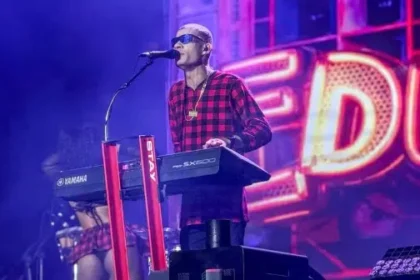 Cantor Eduardinho no palco