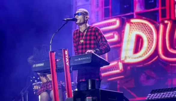 Cantor Eduardinho no palco