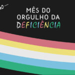 Arte com o título Julho – Mês do Orgulho da Deficiência” sobre fundo preto. Na parte inferior, faixas curvas nas cores rosa, amarelo, branco, azul e verde representam a bandeira do Mês do Orgulho da Deficiência, simbolizando diversidade, identidade e valorização das pessoas com deficiência.