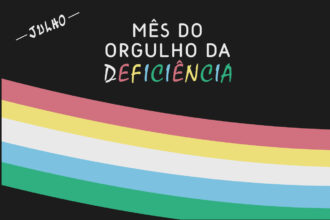 Arte com o título Julho – Mês do Orgulho da Deficiência” sobre fundo preto. Na parte inferior, faixas curvas nas cores rosa, amarelo, branco, azul e verde representam a bandeira do Mês do Orgulho da Deficiência, simbolizando diversidade, identidade e valorização das pessoas com deficiência.