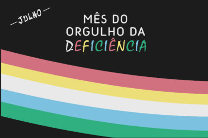 Arte com o título Julho – Mês do Orgulho da Deficiência” sobre fundo preto. Na parte inferior, faixas curvas nas cores rosa, amarelo, branco, azul e verde representam a bandeira do Mês do Orgulho da Deficiência, simbolizando diversidade, identidade e valorização das pessoas com deficiência.