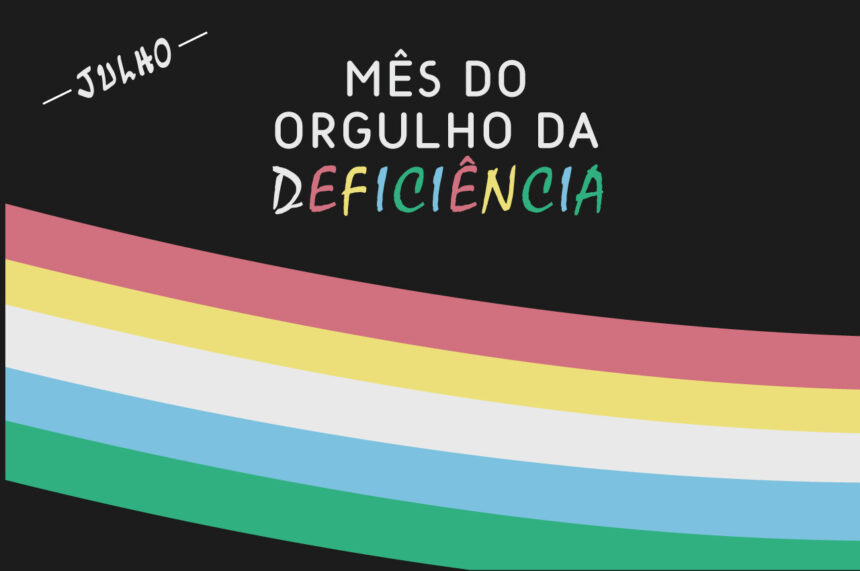 Arte com o título Julho – Mês do Orgulho da Deficiência” sobre fundo preto. Na parte inferior, faixas curvas nas cores rosa, amarelo, branco, azul e verde representam a bandeira do Mês do Orgulho da Deficiência, simbolizando diversidade, identidade e valorização das pessoas com deficiência.