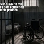 **Texto alternativo:** Arte com o título **“Brasil tem quase 10 mil pessoas com deficiência no sistema prisional”**. A imagem mostra o interior de uma cela com grades, uma cama, um vaso sanitário e uma cadeira de rodas ao centro,.