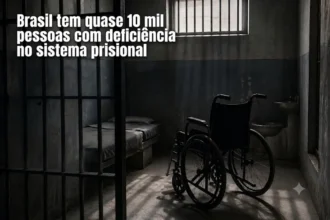 **Texto alternativo:** Arte com o título **“Brasil tem quase 10 mil pessoas com deficiência no sistema prisional”**. A imagem mostra o interior de uma cela com grades, uma cama, um vaso sanitário e uma cadeira de rodas ao centro,.
