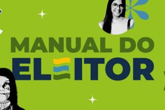 Um banner com fundo verde vibrante. O texto central em negrito diz "MANUAL DO ELEITOR" em duas linhas, com o detalhe de uma bandeira do Brasil estilizada no "E" e "I". Nas quatro pontas, há fotografias em preto e branco de quatro pessoas diversas, cada uma dentro de um círculo: um homem mais velho de chapéu (superior esquerdo), uma jovem de óculos (superior direito), uma mulher indígena com pintura facial (inferior esquerdo) e um homem jovem de sorriso (inferior direito). Símbolos abstratos azuis e verdes e estrelas brilhantes decoram o fundo.