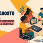 Aqui está uma sugestão de texto alternativo (alt text) curto e objetivo para a imagem: **Texto Alt:** Card ilustrado sobre o "22 de Agosto - Dia Nacional da Pessoa com Deficiência Intelectual e Múltipla". À direita, cinco pessoas diversas estão reunidas ao redor de uma mesa utilizando diferentes tecnologias assistivas, como teclados adaptados, tablets de comunicação e acionadores. No canto inferior direito, a marca do Ministério dos Direitos Humanos e da Cidadania.