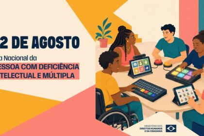 Aqui está uma sugestão de texto alternativo (alt text) curto e objetivo para a imagem: **Texto Alt:** Card ilustrado sobre o "22 de Agosto - Dia Nacional da Pessoa com Deficiência Intelectual e Múltipla". À direita, cinco pessoas diversas estão reunidas ao redor de uma mesa utilizando diferentes tecnologias assistivas, como teclados adaptados, tablets de comunicação e acionadores. No canto inferior direito, a marca do Ministério dos Direitos Humanos e da Cidadania.