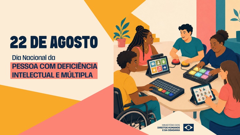 Aqui está uma sugestão de texto alternativo (alt text) curto e objetivo para a imagem: **Texto Alt:** Card ilustrado sobre o "22 de Agosto - Dia Nacional da Pessoa com Deficiência Intelectual e Múltipla". À direita, cinco pessoas diversas estão reunidas ao redor de uma mesa utilizando diferentes tecnologias assistivas, como teclados adaptados, tablets de comunicação e acionadores. No canto inferior direito, a marca do Ministério dos Direitos Humanos e da Cidadania.