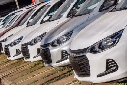 Vários carros de frente